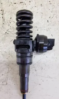 Volkswagen PASSAT B6 Fuel injector 038130073BN
