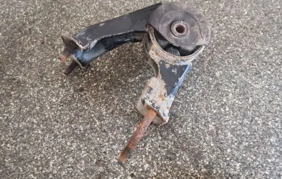 Toyota Avensis T250 Engine mount bracket