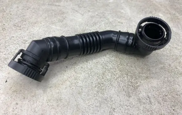 Volkswagen PASSAT B6 Breather hose/pipe 03G103493D
