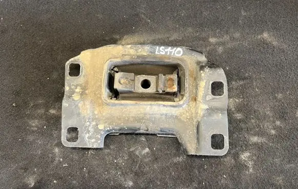 Engine mount vacuum valve