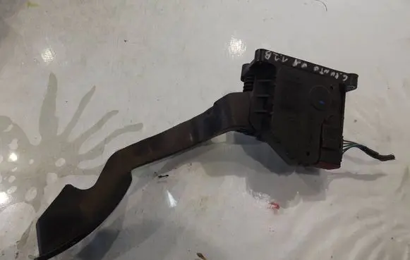 Accelerator throttle pedal