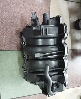 Volkswagen Golf IV Intake manifold 03C129711E