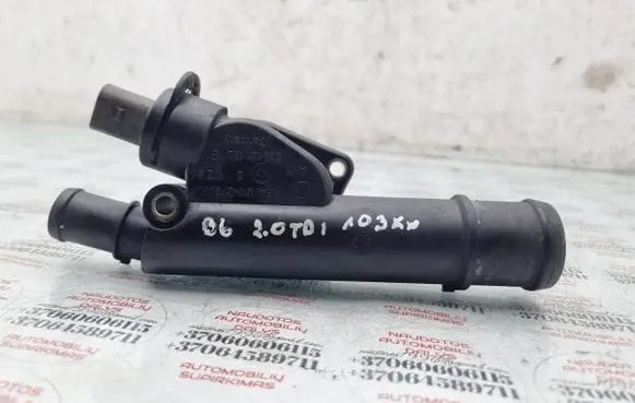 Volkswagen PASSAT B6 Engine coolant pipe/hose 038121132G