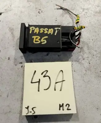 Volkswagen PASSAT B5 Hazard light switch 3B0953235D