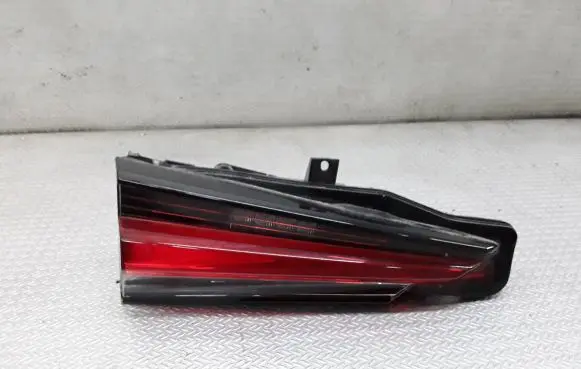 Tailgate rear/tail lights