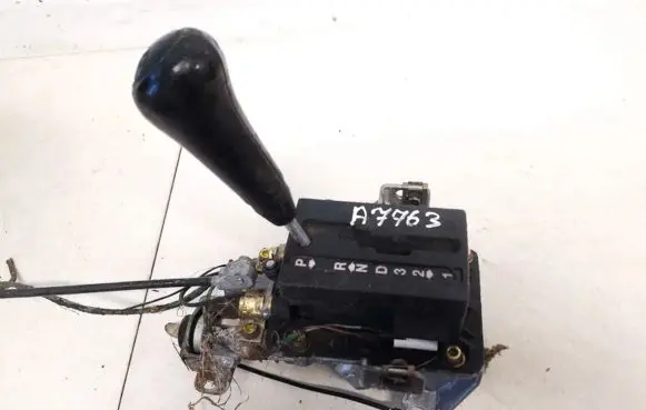 Volkswagen PASSAT B4 Gear shifter/selector 4a0713105