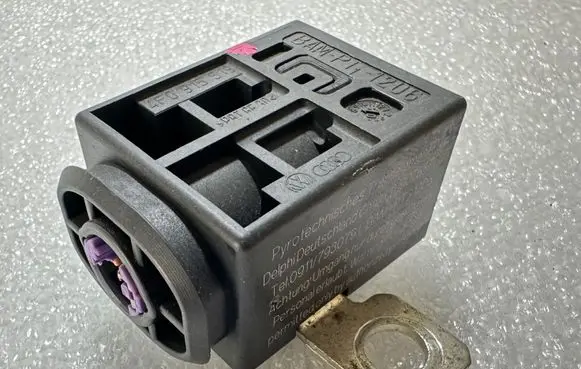 Porsche Cayenne (9PA) Battery relay fuse 4F0915519