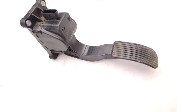 Accelerator throttle pedal