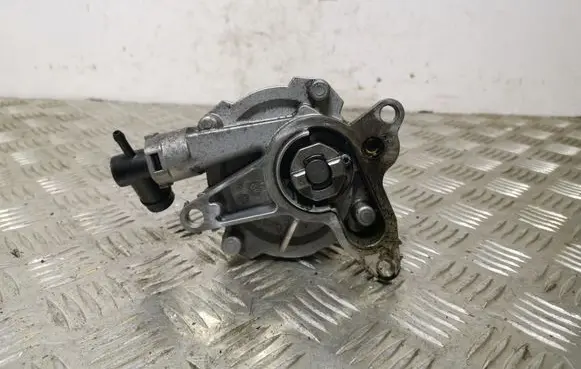 Nissan X-Trail T32 Vacuum pump