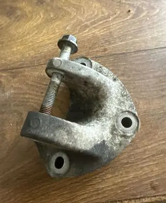 Engine mounting bracket