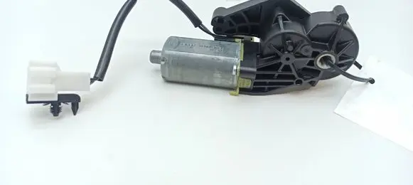 Mercedes-Benz C W204 Seat adjustment motor 0390203367 82584371
