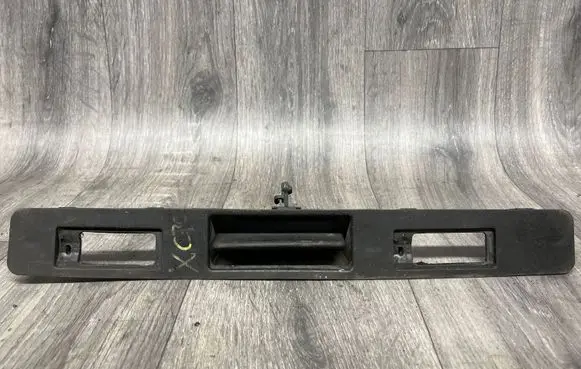 Volvo XC70 Trunk door license plate light bar 9203101