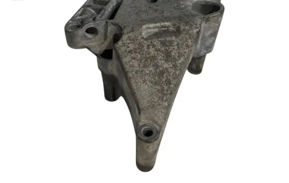 Engine mounting bracket