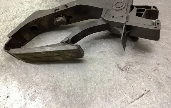 Mercedes-Benz C W203 Accelerator throttle pedal A2033000104
