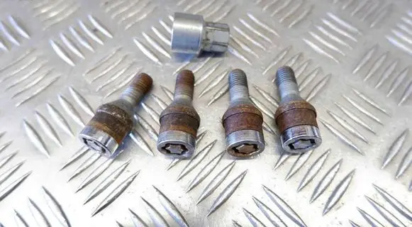 Nissan Qashqai Anti-theft wheel nuts and lock 
