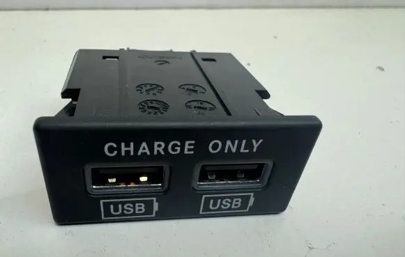 Maserati Levante USB socket connector 670037782