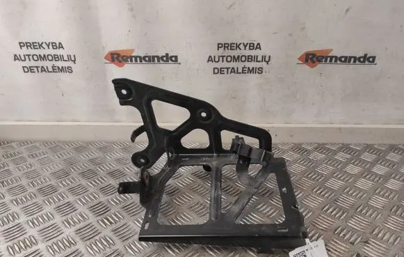 Radiator mount bracket