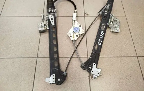 Mercedes-Benz CLS C219 Rear window lifting mechanism without motor