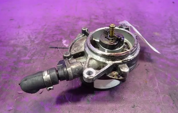 Audi A8 S8 D3 4E Vacuum pump 