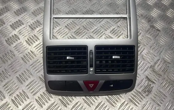 Peugeot 307 Radio/GPS head unit trim M33906