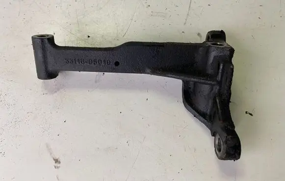 Engine mounting bracket