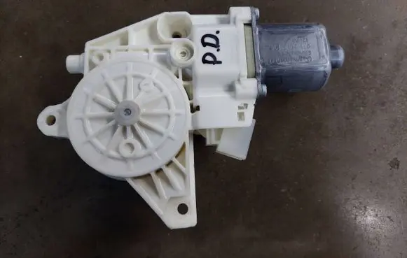 Mercedes-Benz E W212 Front door window regulator motor A2048200242 971218100