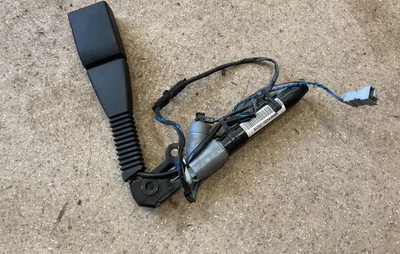 BMW X6 E71 Front seatbelt buckle 3065663