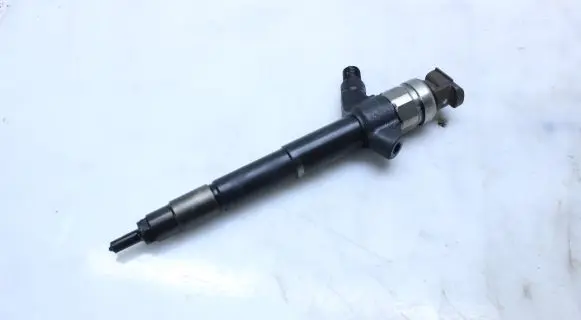 Mitsubishi Pajero Fuel injector 1465A054