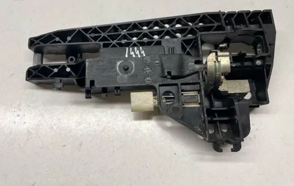 Rear door exterior handle/bracket