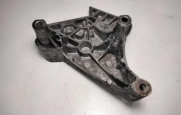 Volkswagen Touran I Engine mounting bracket 03G199207A 500KTS61