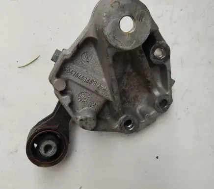 Peugeot 407 Engine mounting bracket 9647646380