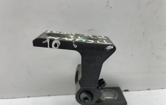 Volkswagen Tiguan Front door lower hinge 5N0831402A