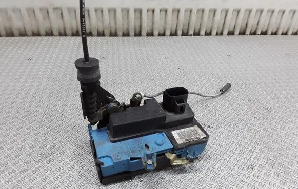 Volvo V70 Front door lock 8650544