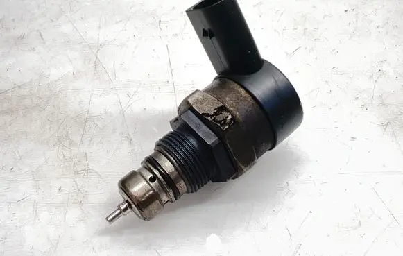 Mercedes-Benz ML W164 Fuel pressure regulator A6420700146
