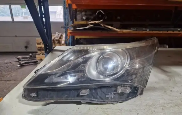 Toyota Avensis T270 Headlight/headlamp KOITO0525