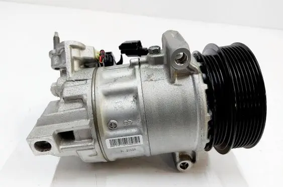 Volvo XC40 Air conditioning (A/C) compressor (pump) 32414891