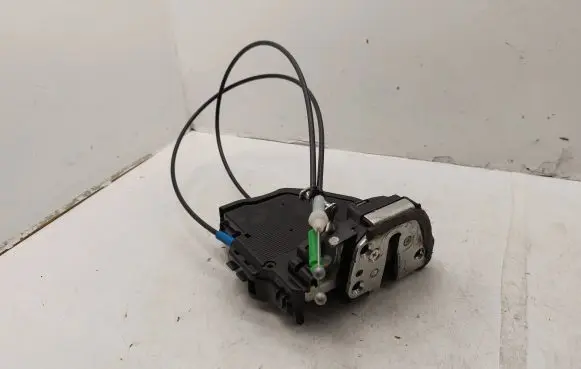 Toyota Auris 150 Rear door lock 6906002170