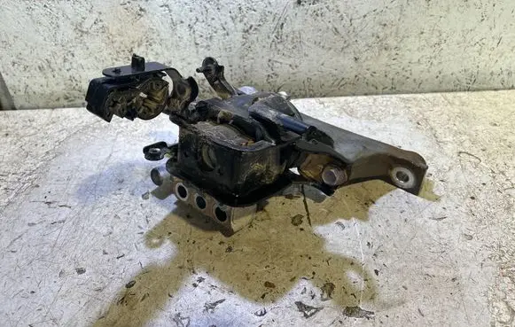Engine mount bracket