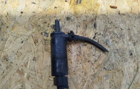 Saab 9-5 Windscreen/windshield washer pump 13157637