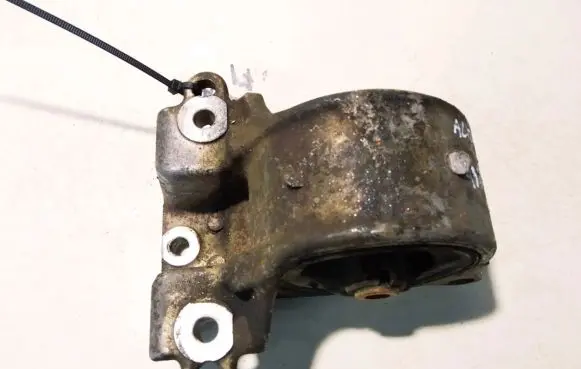 Nissan Almera Tino Engine mounting bracket