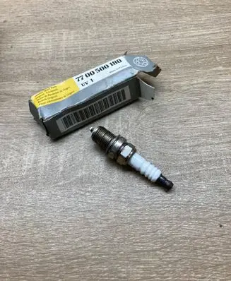 Renault Megane I Spark plug 7700500180