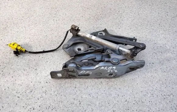 Engine bonnet/hood hinges
