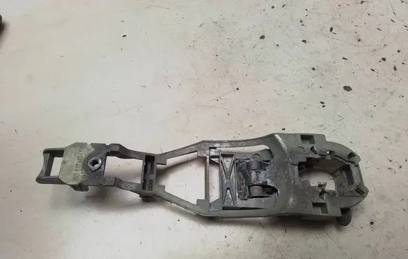 Volkswagen PASSAT B5 Rear door exterior handle/bracket 3B0837885