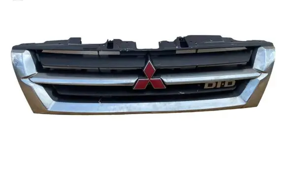 Mitsubishi Pajero Front bumper upper radiator grill MR387981