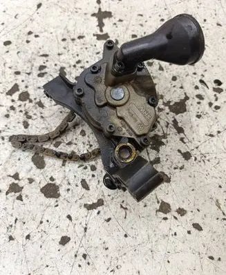 Volkswagen PASSAT B6 Oil pump 03C103669