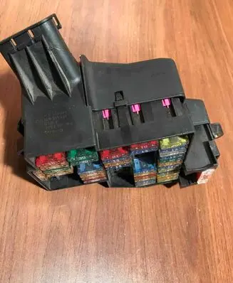 Volkswagen Touareg I Fuse module 7L0941828 Z3B7L0941825