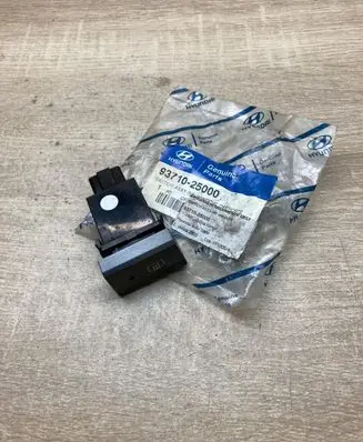 Hyundai Accent Windscreen/window heater switch 9371025000 864W0171