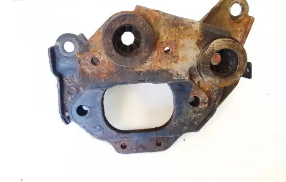 Nissan Primera Engine mounting bracket