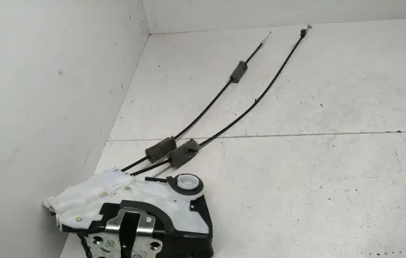 Honda HR-V Front door lock M8511110M2 170816 M8511110