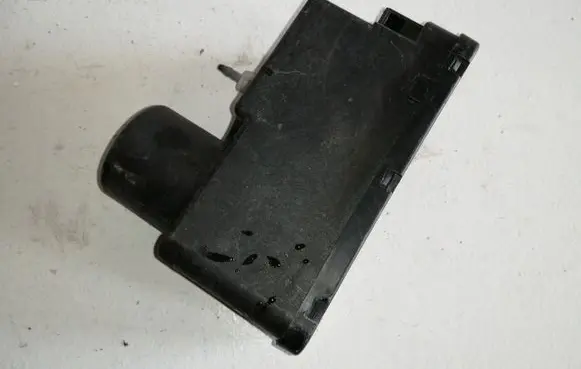 Volkswagen Golf III Central locking vacuum pump 1H0962257G